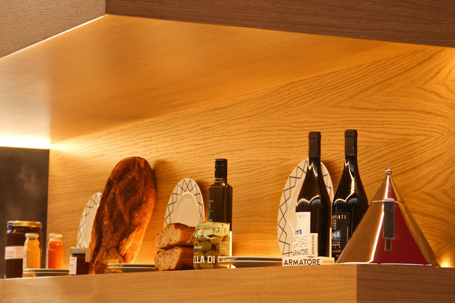 Étagères d'épicerie avec bocaux et conserves