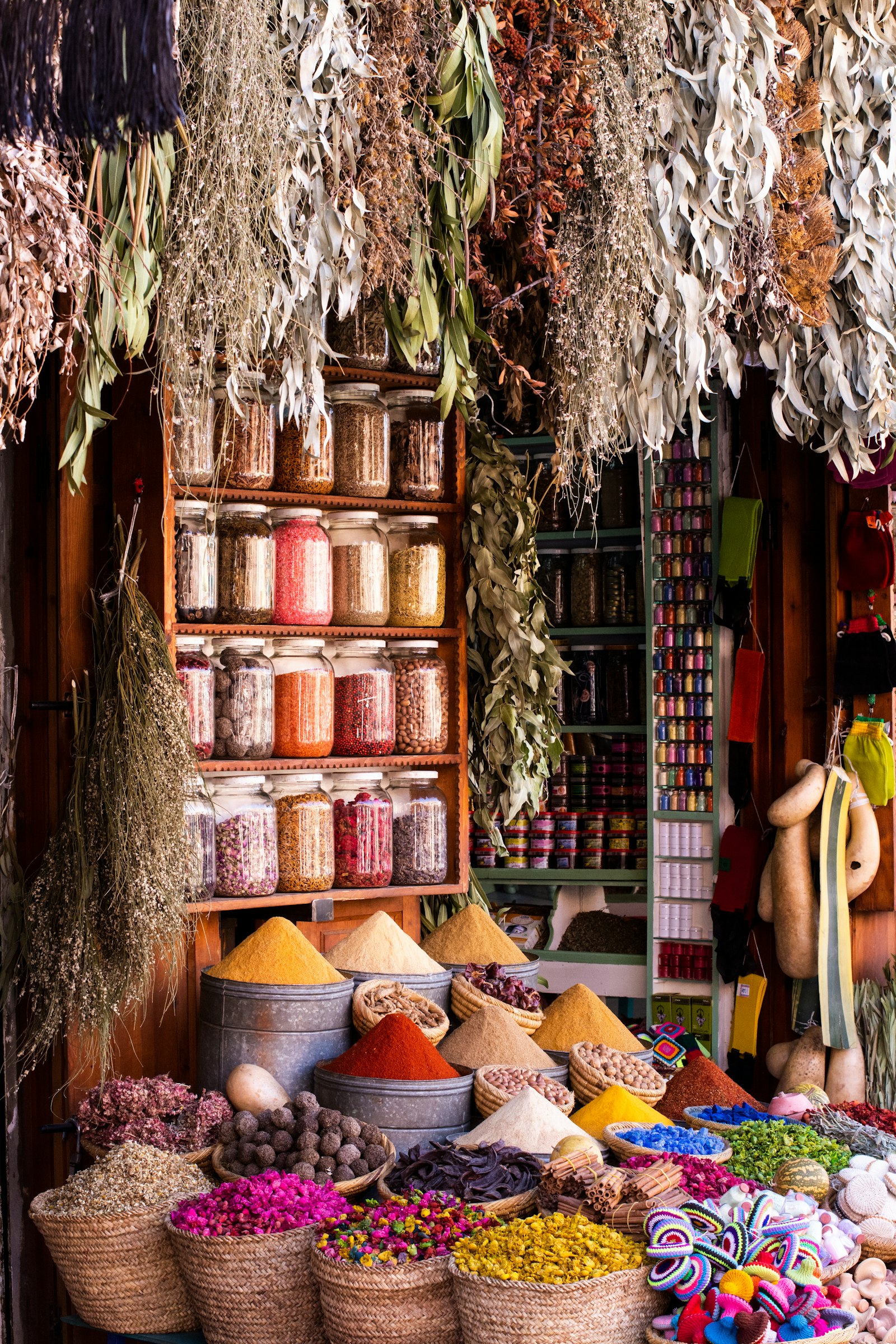 Sacs d'épices colorées au marché
