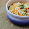 Bol de couscous sur une table en bois