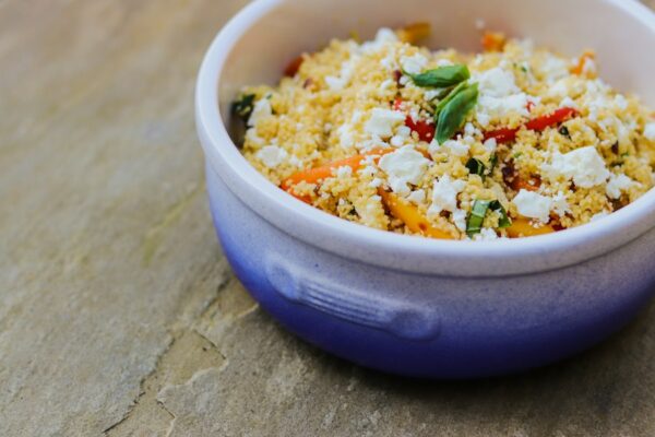 Bol de couscous sur une table en bois