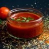 Purée de tomate dans un bol avec du persil